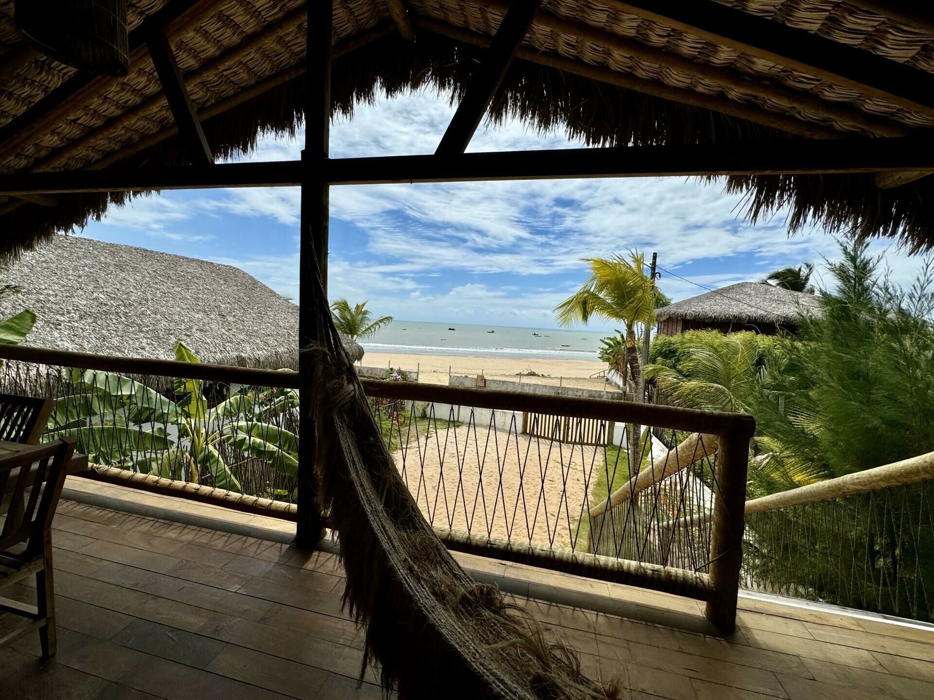 Imagem de Casa de madeira com vista para o mar, piscina e varanda em Icaraizinho de Amontada